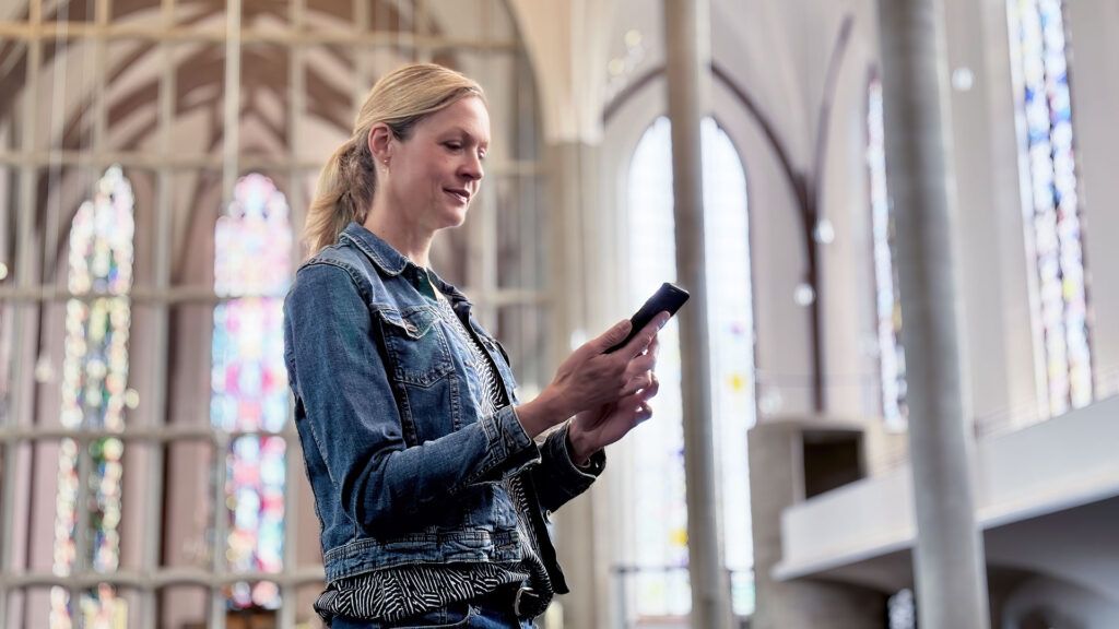 Besucherin nutzt den Audioguide in der Martinskirche Kassel