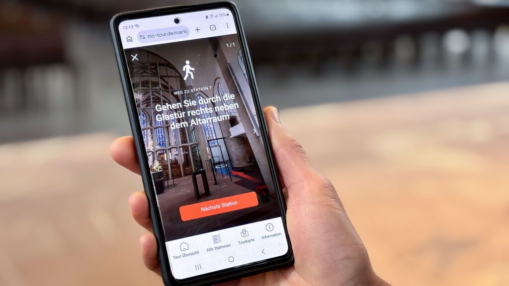 Weg zur nächsten Station - Multimediatour der Martinskirche Kassel auf einem Smartphone